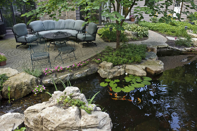 Ample seating lets you enjoy the water feature with family and friends. 