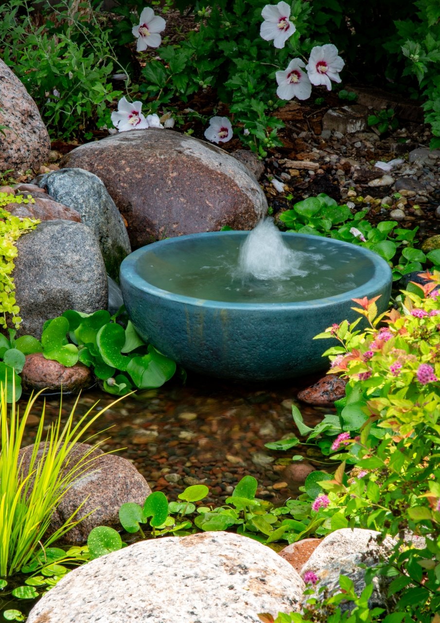 洋書 WATER FEAUTIRES FOR SMALL GARDENS Small Outdoor Fountains Add Style to Your Landscape